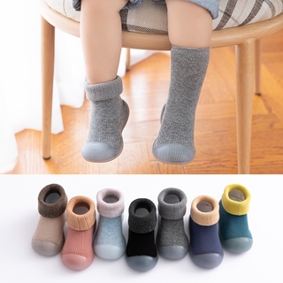 Los nuevos niños antisilp calcetín zapatos de color sólido imitación cachemira bebé niño zapatos de piso antideslizante caliente suelas de goma botines