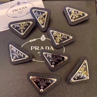 prada broches pins 1pc triángulo cuero pin metal cosplay colección broches gd bolsa colgante
