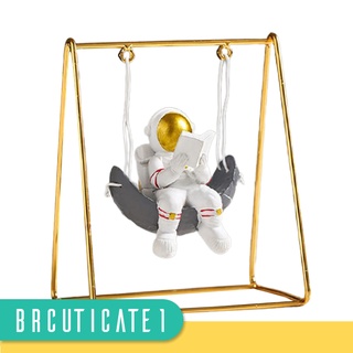 Estatuilla de astronauta vívida de resina miniaturas decoración del hogar estante de oficina decoración del personaje Spaceman on Swing estatua espacio exterior