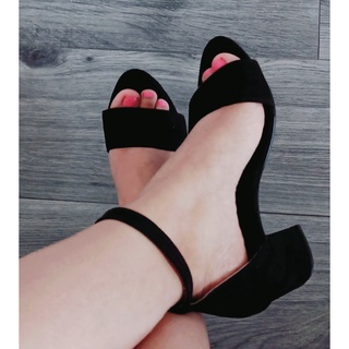 zapato sandalia tipo gamuza color negro comoda elegante y a la moda