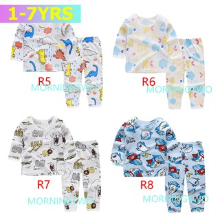 lindo pijama conjunto para bebé niños en la habitación de aire acondicionado con mangas largas y pantalón largo