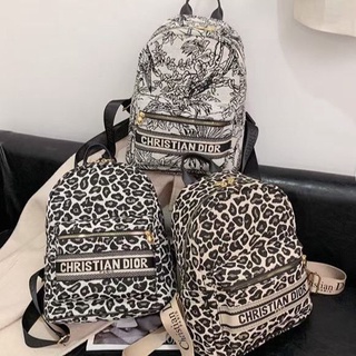 Dior bag galas belakang perempuan - mochila grande con estampado de leopardo