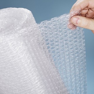 Envoltura de burbujas a paquete seguro tamaño mediano