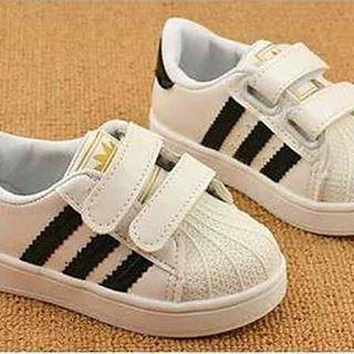 Adidas Superstar blanco negro zapatos de niños/Adidas blanco negro zapatos deportivos talla 26-30