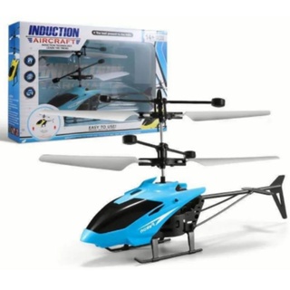 helicóptero azul con sensor de próximidad y control remoto