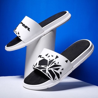【Entrega rápida】Nuevas zapatillas de los hombres de verano antideslizante moda chanclas de los hombres de suela gruesa de verano de los hombres de moda sandalias y zapatillas para el desgaste exterior