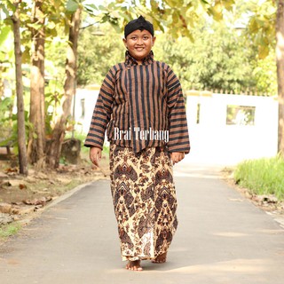 Niños estriados surjan. Tradicional Java estriado ropa yogyakarta jogjakarta