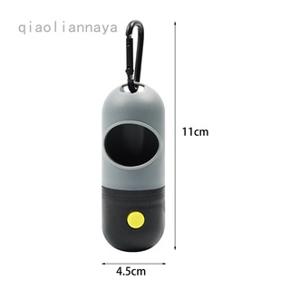 Qiaoliannaya Zaozhuang - dispensador de bolsas de caca para perros con linterna LED incorporada y Clip de Metal para correa, soporte para bolsa de residuos para mascotas, accesorio para caminar para perros con 8 rollos verdes a prueba de fugas