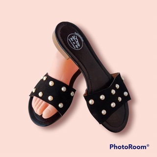 Sandalias de meter tono negro con decorados aperlados y una suela flexible, para dama
