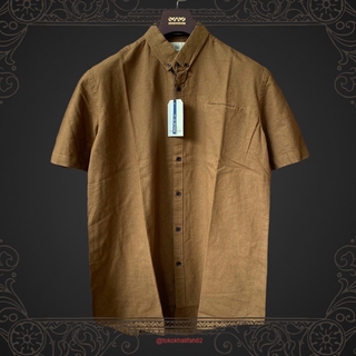 Camisa de manga corta de los hombres última camisa de lino cuello básico ajuste regular Color de café