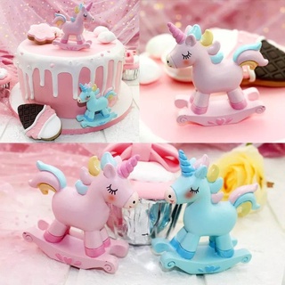 Decoración de tarta de unicornio sacudiendo la decoración de la torta de caballo