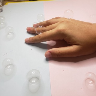 burbujas que no revientan al tocarlas o tocar objetos.