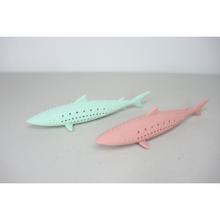 Juguete para gato dental de tipo EVA con catnip en forma de tiburon color turquesa y rosa tamaño 16*4cm