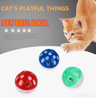 Persiguiendo y masticando el juguete interactivo del gato del animal doméstico del molar con la bola de la campana