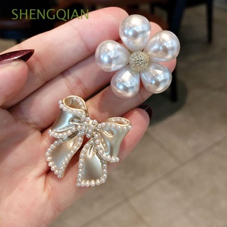 SHENGQIAN Moda Insignias de arco Elegante Accesorios de vestir Broche de perlas Señoras Alta calidad Dulce Flor de perla Mujer Temperamento Pines de cuello