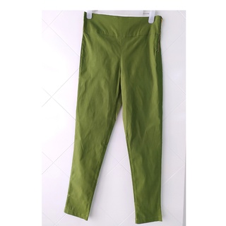 Pantalones verdes Gabi en blanco