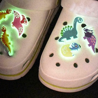 CHARMS 11 tipos de dinosaurio brillante pvc zapatos encantos accesorios decoraciones luminosas sombrero regalo niños e1b3 (7)